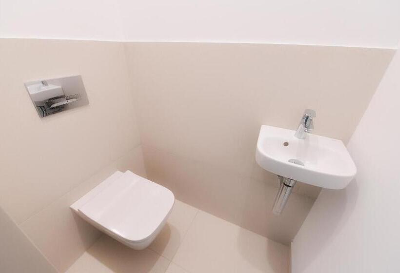 דירת חדר דלוקס, Oliver Lux