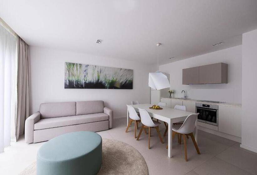 דירת חדר דלוקס, Oliver Lux