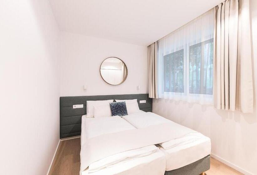 דירת חדר דלוקס, Oliver Lux