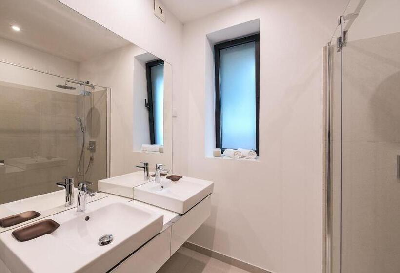 דירת חדר דלוקס, Oliver Lux