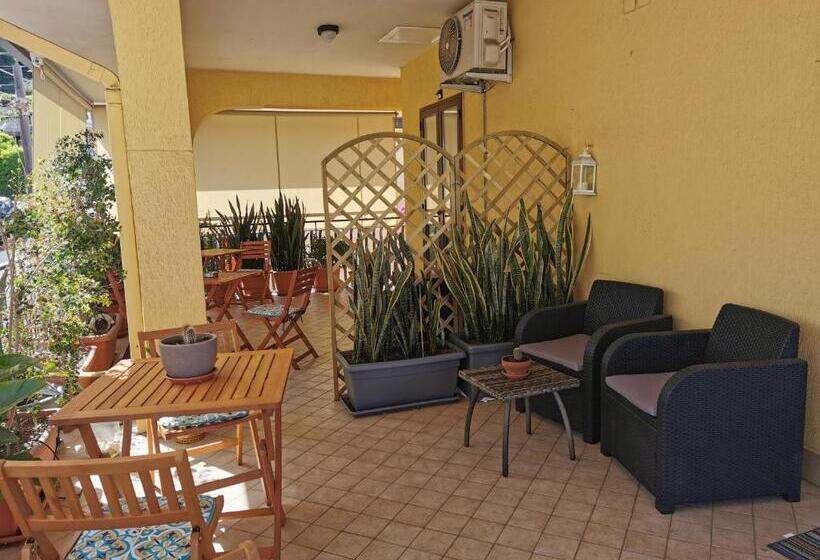 اتاق لوکس با تراس, Cesare S Guests Acitrezza