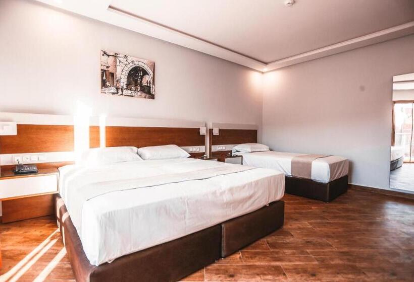 标准三人间, Makarim Tetouan