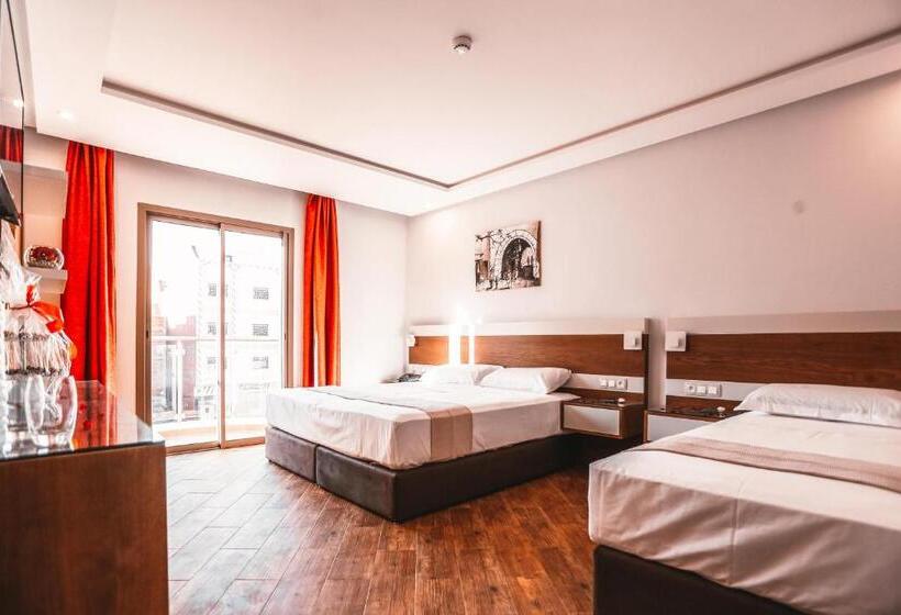 标准三人间, Makarim Tetouan