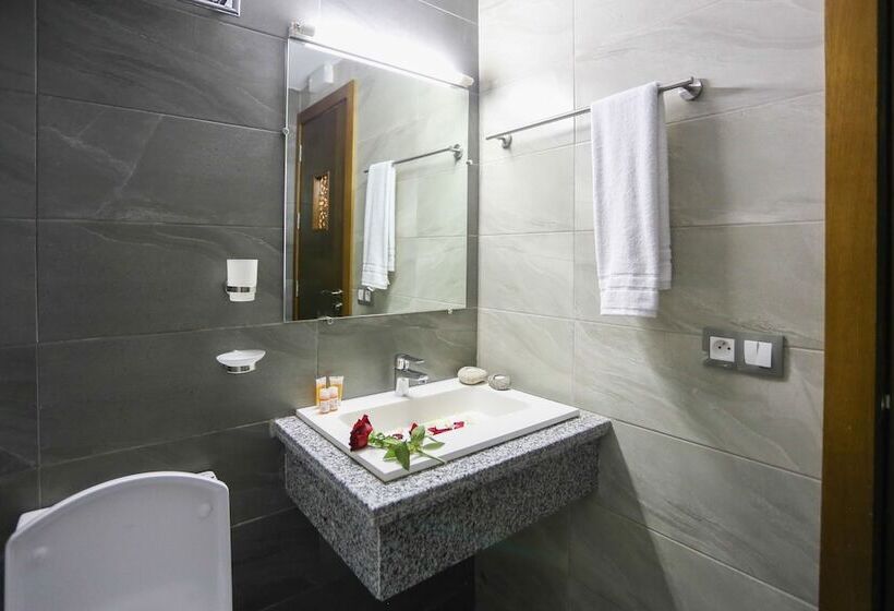 标准三人间, Makarim Tetouan