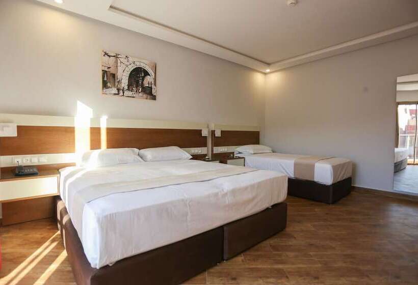 标准三人间, Makarim Tetouan