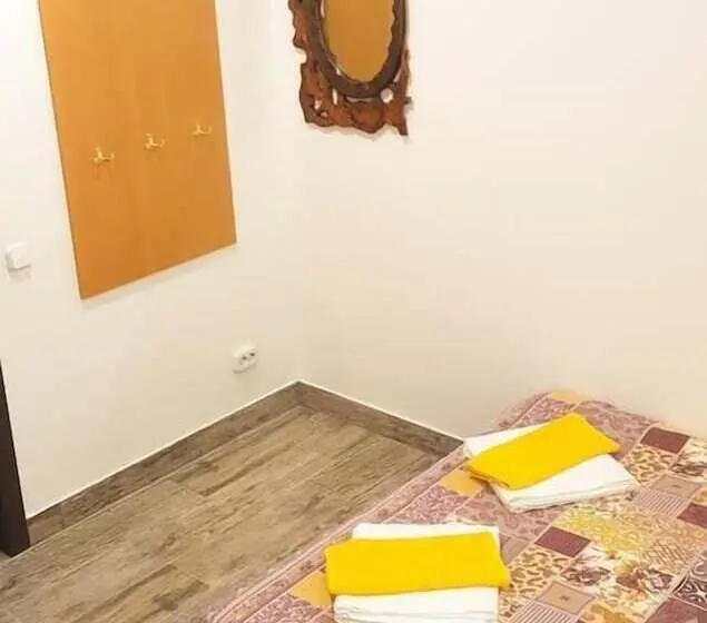 اتاق خانوادگی, Moe More