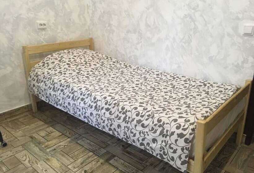 اتاق خانوادگی, Moe More