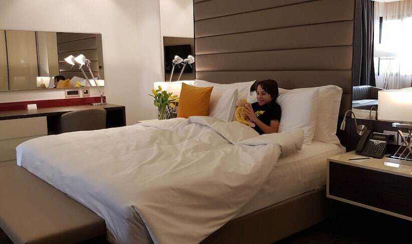 جناح جونيور, Swissbelboutique Bneid Algar Kuwait