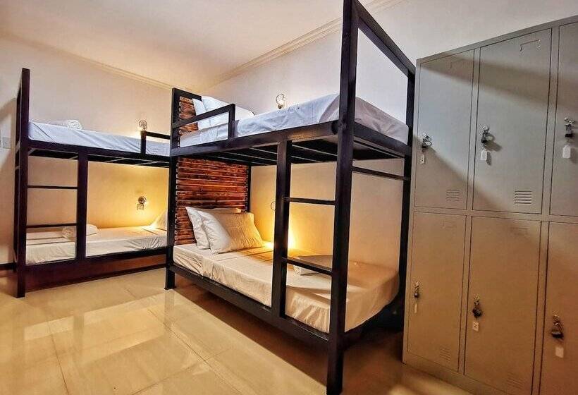 Cama em Quarto Compartilhado, Bakawan Hostel