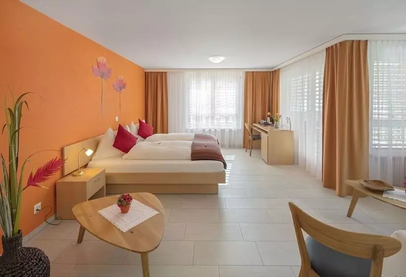 Junior Suite, Alex