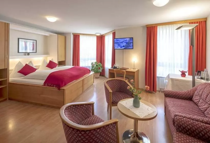 Junior Suite, Alex