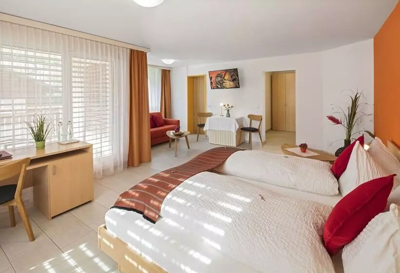 Junior Suite, Alex