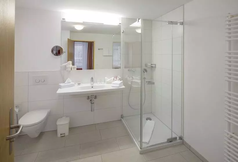 Junior Suite, Alex