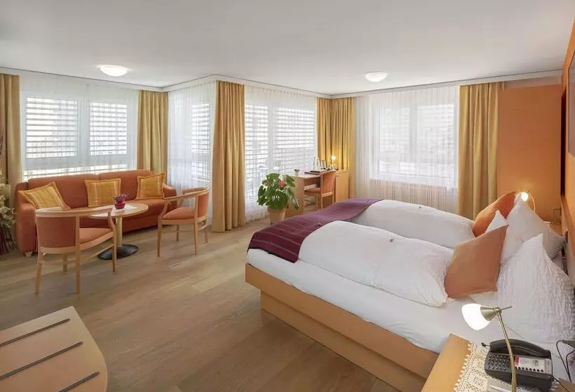 Deluxe Suite, Alex