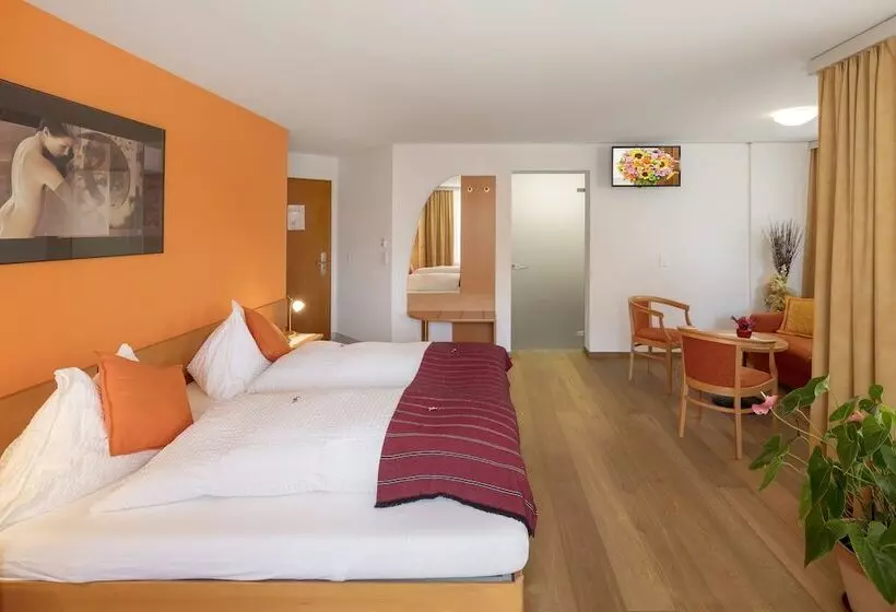 Deluxe Suite, Alex