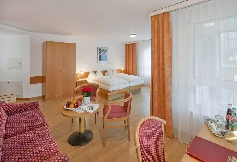 Deluxe Suite, Alex