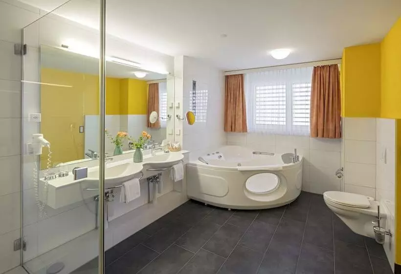 Deluxe Suite, Alex