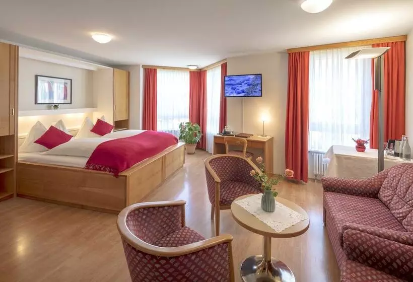 Junior Suite, Alex