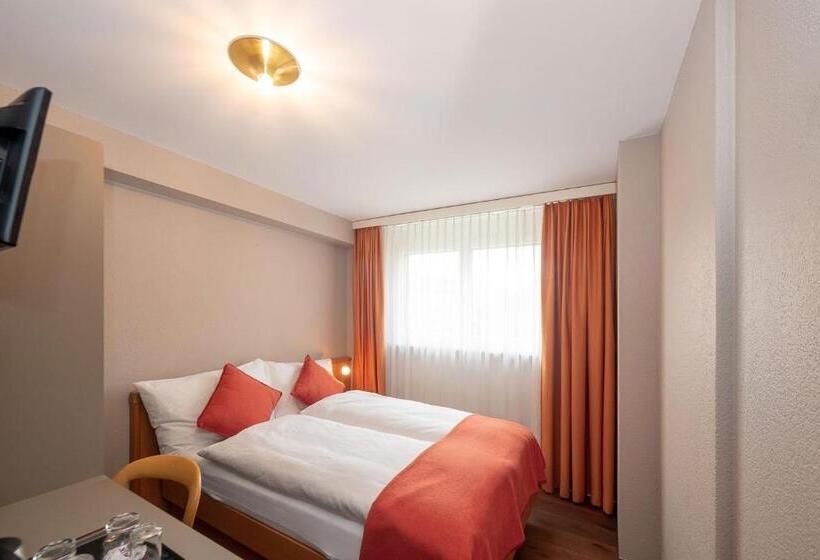 חדר סטנדרט יחיד, Alex