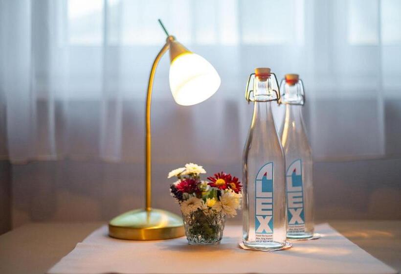 חדר סטנדרט, Alex