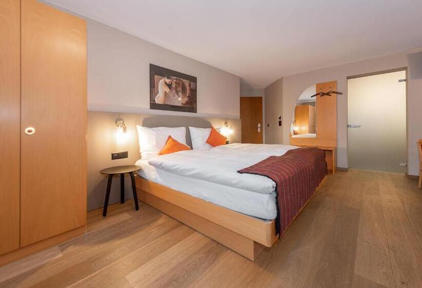 חדר סטנדרט, Alex