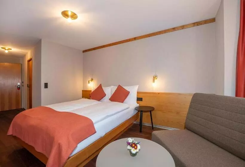 Junior Suite, Alex