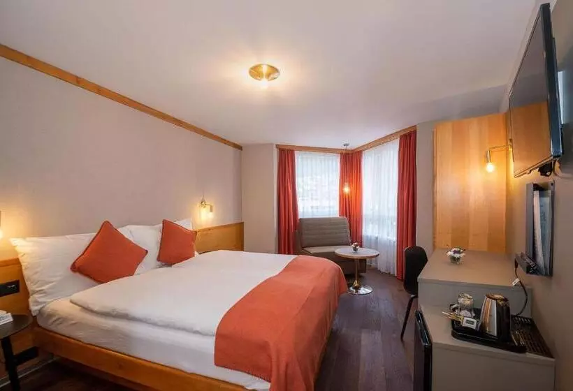 Junior Suite, Alex