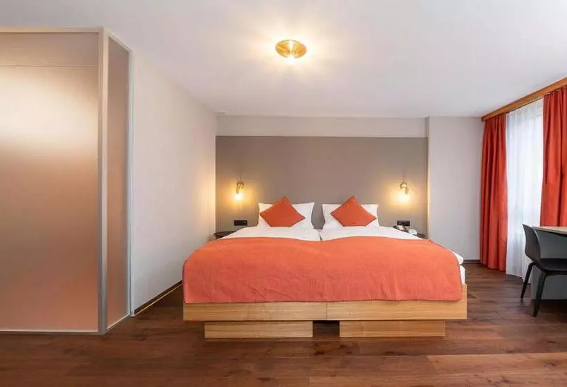 Junior Suite, Alex