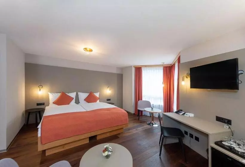 Junior Suite, Alex