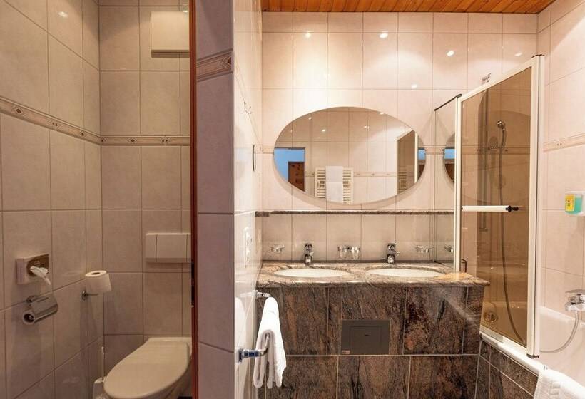 이코노미 룸, Bären