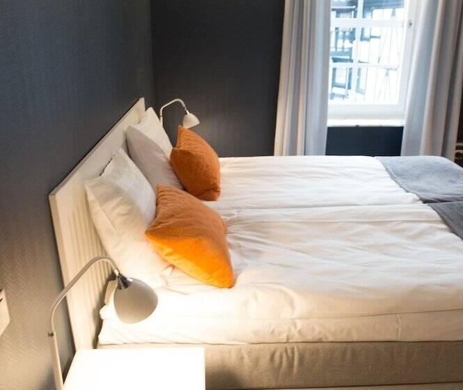 חדר משפחתי, Stensson