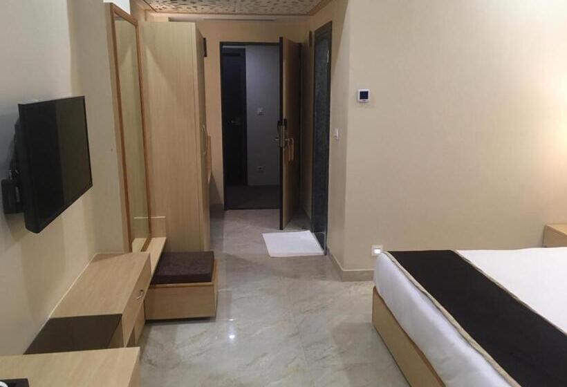 Deluxe Rum, Aarunya Royale