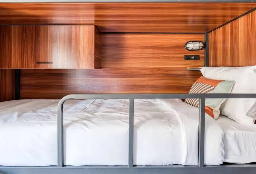 ルームシェアのワンベッド, Mute Hostel Milfontes