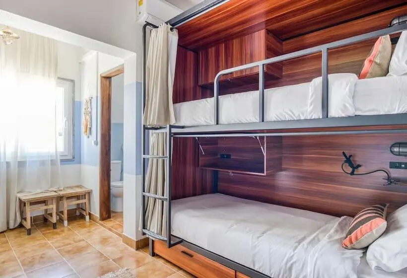 ルームシェアのワンベッド, Mute Hostel Milfontes