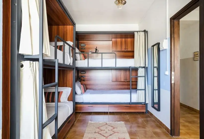 ルームシェアのワンベッド, Mute Hostel Milfontes