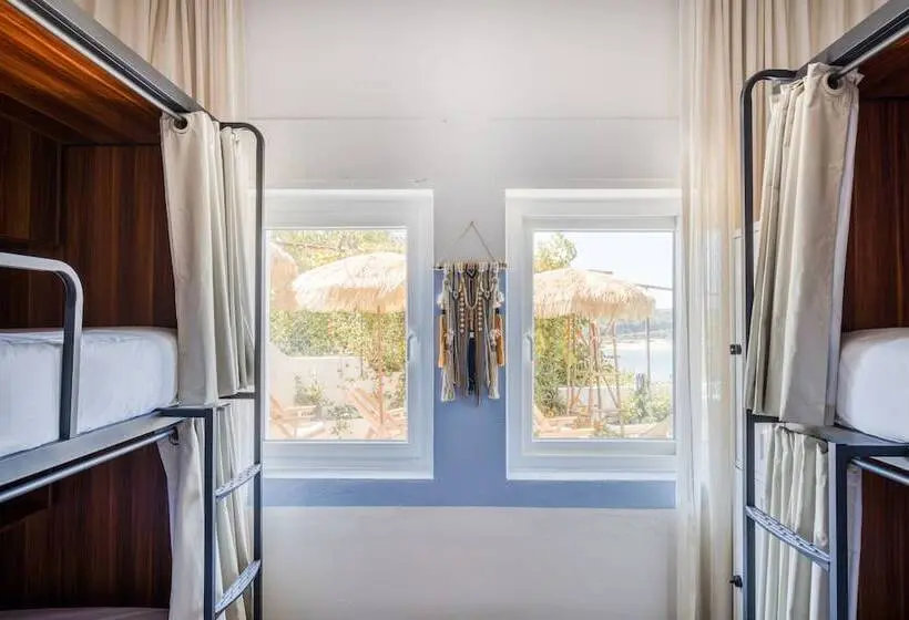 ルームシェアのワンベッド, Mute Hostel Milfontes