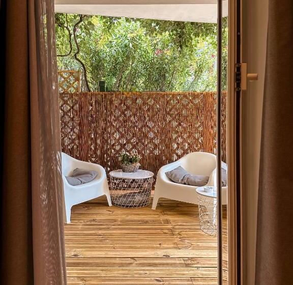 سوئیت جونیور با چشم‌انداز باغ, Villa Anita