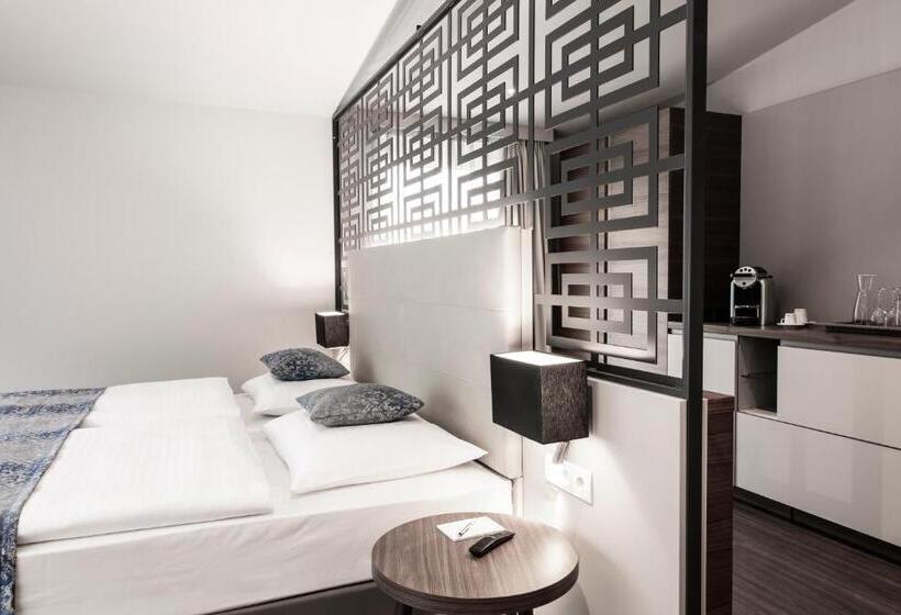 جناح جونيور مزوَّد بتراس, Nuhr Medical   Hotel & Restaurant