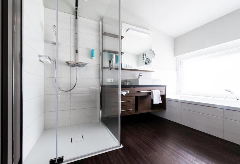 جناح جونيور مزوَّد بتراس, Nuhr Medical   Hotel & Restaurant