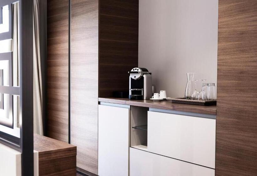 جناح جونيور مزوَّد بتراس, Nuhr Medical   Hotel & Restaurant