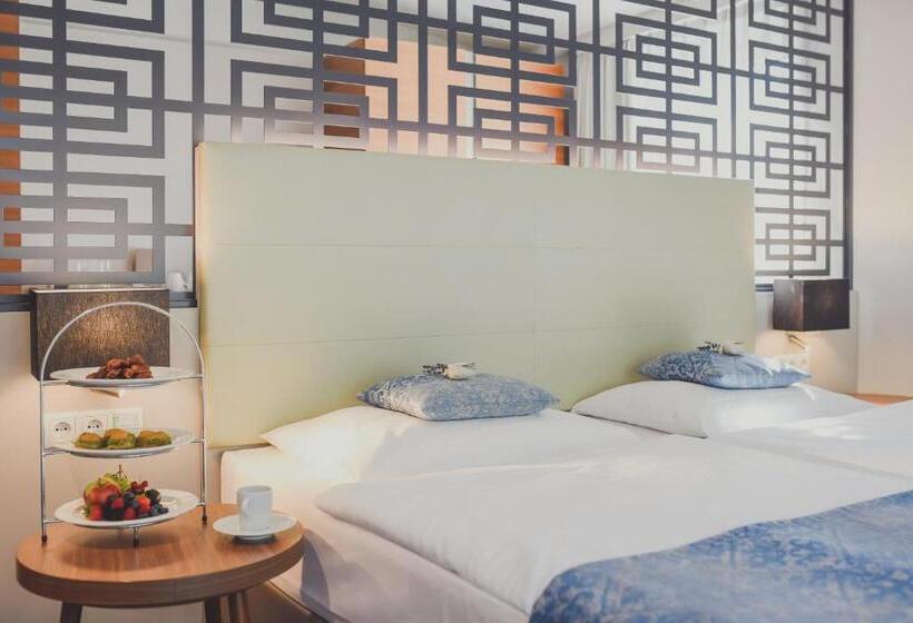 جناح جونيور مزوَّد بتراس, Nuhr Medical   Hotel & Restaurant