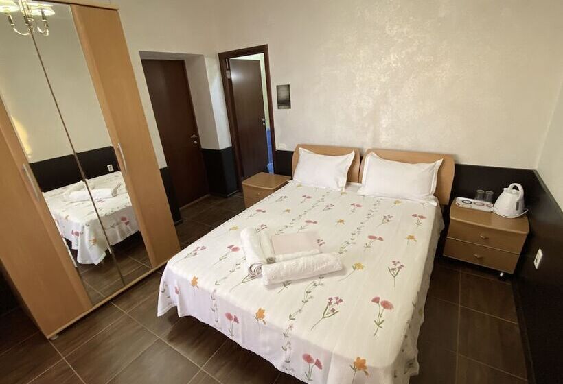 اتاق لوکس با چشم‌انداز دریا, Pioner