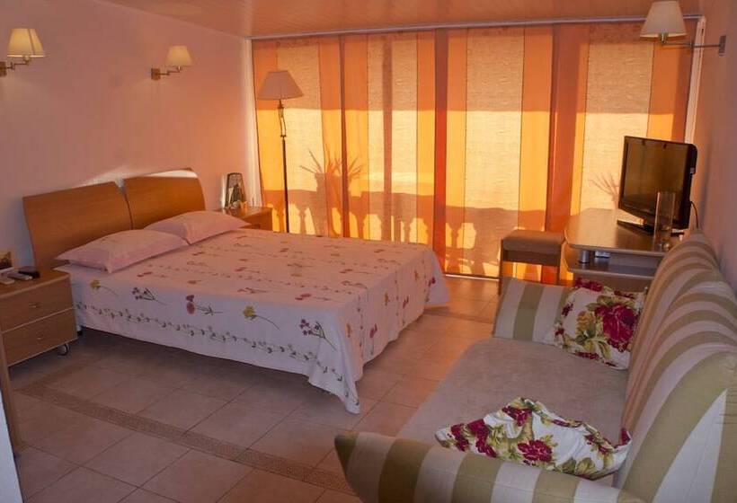 اتاق سه نفره دلوکس با چشم‌انداز دریا, Pioner