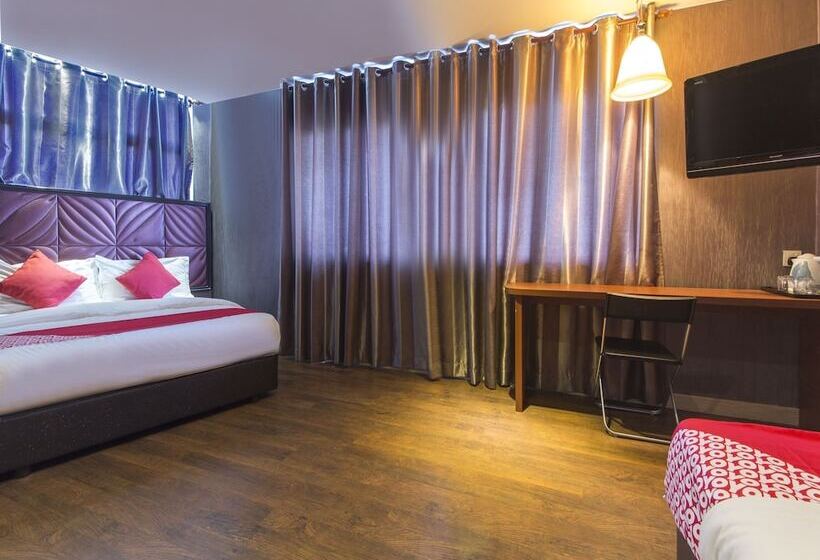 اتاق لوکس سه تخته, OYO 763 Tazara Hotel