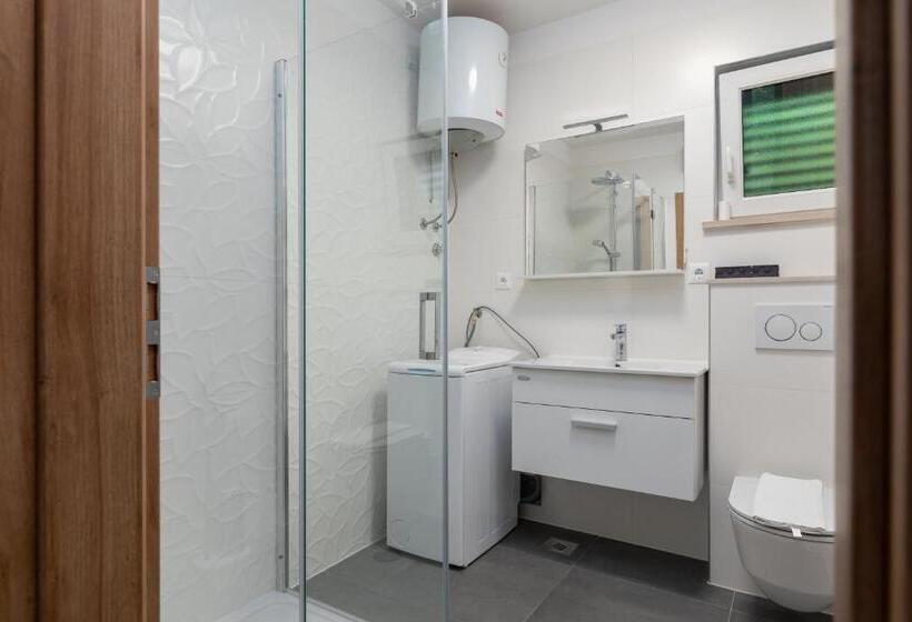 带1个卧室带花园景观的公寓, House Bakica