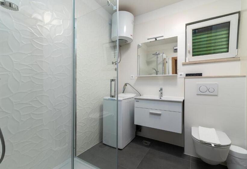 带1个卧室带花园景观的公寓, House Bakica