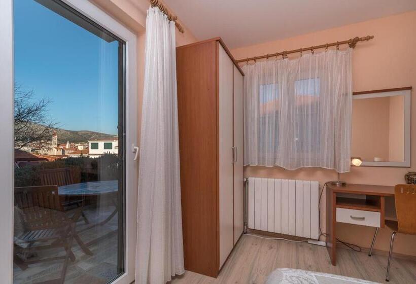 带1个卧室带花园景观的公寓, House Bakica