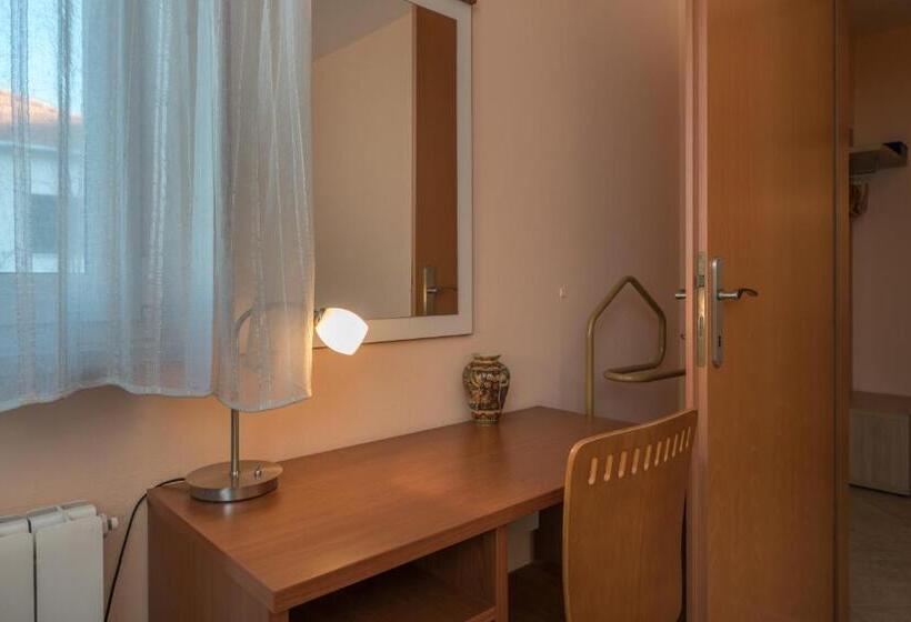 带1个卧室带花园景观的公寓, House Bakica