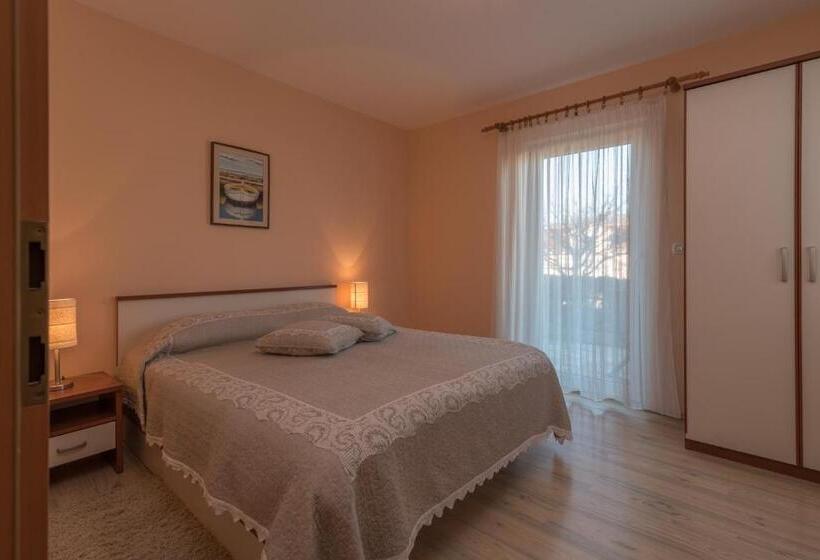 带1个卧室带花园景观的公寓, House Bakica