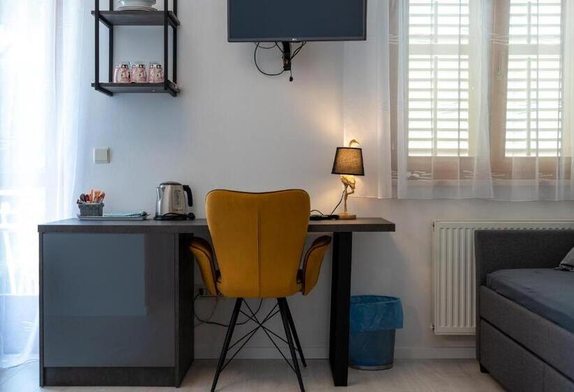 带阳台的三人标准间, House Bakica